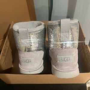 Kids size 2 uggs